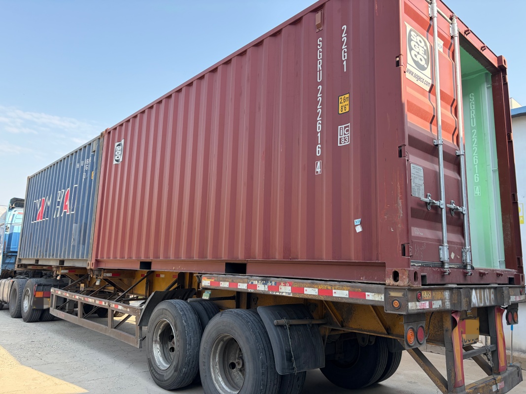 Un container pieno di reti parasole spedito in Giappone questa mattina